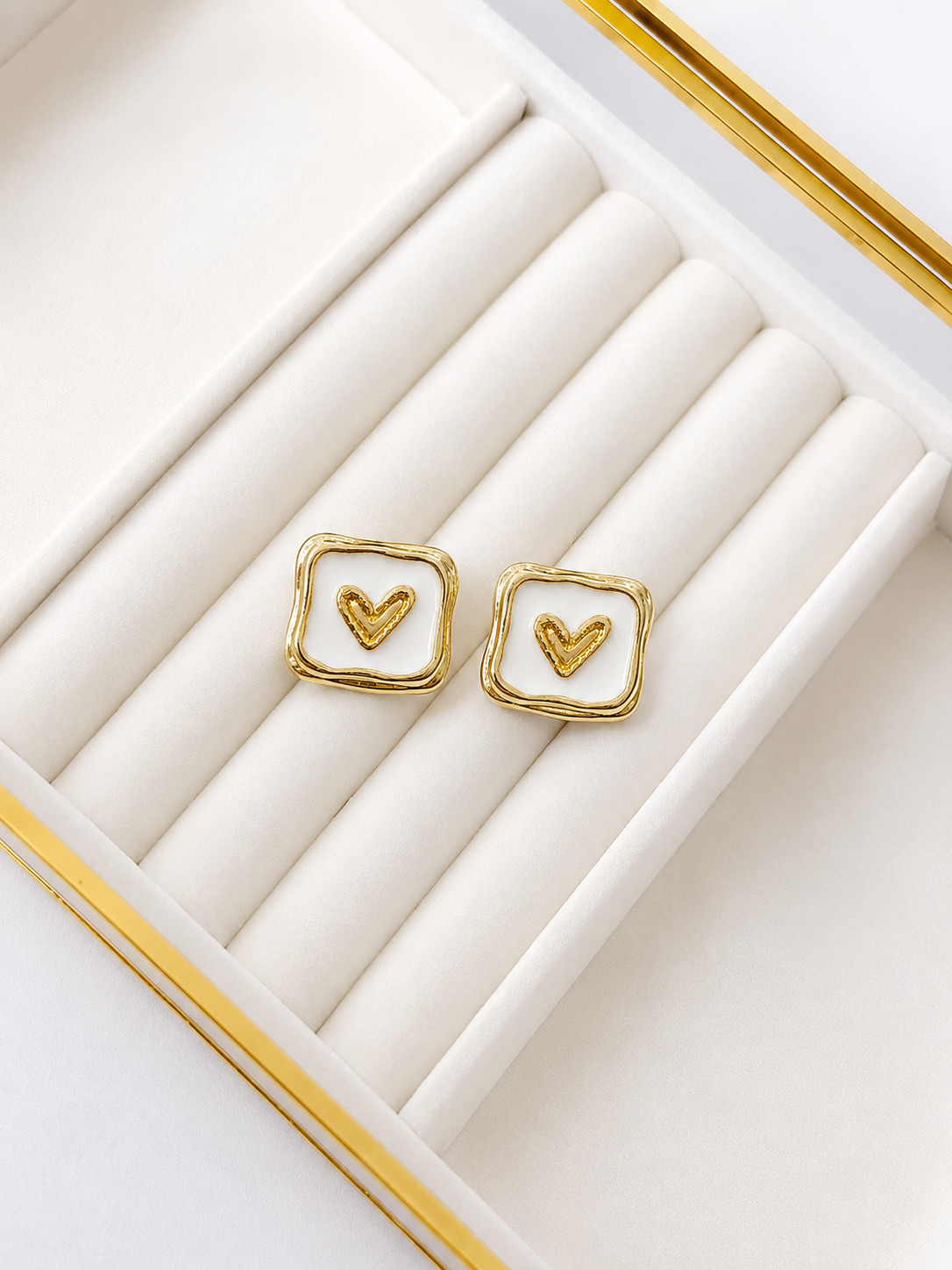 Arete Cuadrado Corazon Dorado